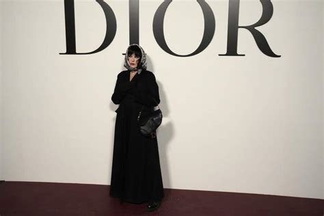 Rihanna fait sensation au défilé Dior avec son baby bump et une 